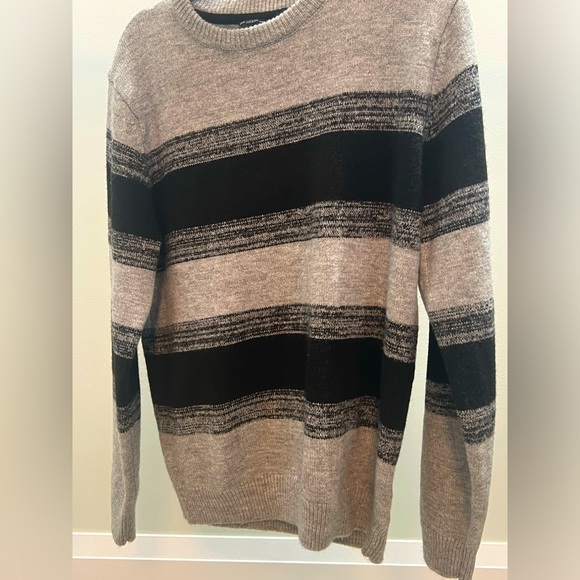 GUESS GREY AND BLACK SWEATER. - Picture 1 of 4